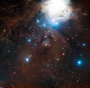 Laajan näkökentän näkymä heijastussumusta NGC 1999 Orionin tähdistössä