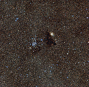 De heldere sterrenhoop NGC 6520 en de vreemd gevormde donkere wolk Barnard 86