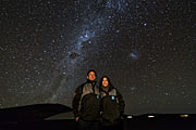 Os Príncipes Herdeiros da Dinamarca admiram o céu nocturno no Observatório do Paranal do ESO