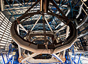 Standbild aus dem IMAX® 3D-Film „Verborgenes Universum” das das Innere einer Kuppel des Very Large Telescope zeigt