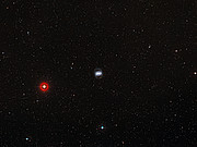 Foto van het sterrenstelsel NGC 1433 en omgeving
