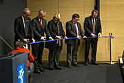 O cortar da fita na cerimónia da inauguração da extensão da Sede do ESO