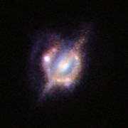 Fusión de galaxias en el universo distante amplificada a través de una lente gravitacional