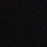 Širokoúhlý pohled na oblohu kolem galaxie H-ATLAS J142935.3-002836 zobrazené gravitační čočkou