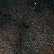 Vidvinkelvy av himlen omkring den mörka nebulosan LDN 483