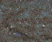 VISTA osserva la Nebulosa Trifida e svela alcune stelle variabili nascoste (panoramica più ampia)