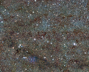 VISTA observa a Nebulosa Trífida e revela estrelas variáveis escondidas (imagem de grande angular)