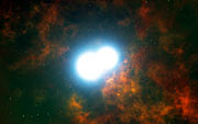 Künstlerische Darstellung von zwei Weißen Zwergen, die miteinander verschmelzen und in einer Supernova vom Typ Ia enden werden