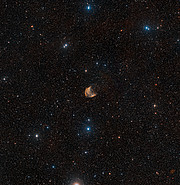 Vue à grand champ du ciel qui entoure la Nébuleuse de la Méduse 