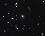 Snímek galaxie SDP.81 pořízený dalekohledem HST