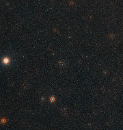 Visión de amplio campo del cielo que rodea al brillante cúmulo IC 4651 