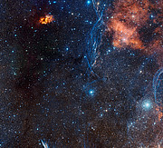 Bohatá oblast oblohy kolem stárnoucí dvojhvězdy IRAS 08544-4431