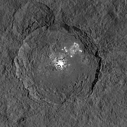 Jasné skvrny na trpasličí planetě Ceres ze sondy Dawn