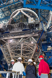 Celebrando la prima luce del meccanismo di guida a quattro stelle laser sul VLT dell'ESO