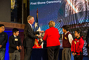 Chiles president Michelle Bachelet förseglar tidskapseln under ceremonin för första stenen till ELT