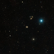 Vidvinkelbild av Messier 77