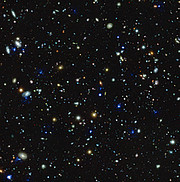 Zwenken langs het Gloeiende halo’s rond verre sterrenstelsels
