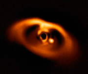 Snímek mladé planety PDS 70b pořízený přístrojem SPHERE