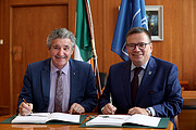 La firma dell'accordo di adesione dell'Irlanda