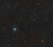 Imagem de grande angular do céu em torno da Estrela de Barnard mostrando o seu movimento