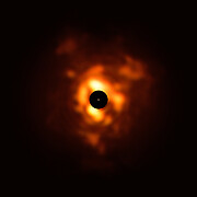 I pennacchi di polvere di Betelgeuse visibili nell’immagine VISIR