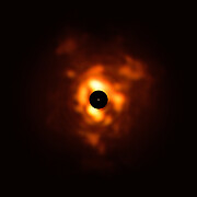 Stoftmolnet kring Betelgeuse fotograferat med VISIR