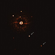 Allereerste opname van een meervoudig planetenstelsel bij een zonachtige ster (niet bijgesneden en met tekst)