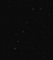 Širokoúhlý pohled na oblohu v okolí kvasaru SDSS J103027.09+052455.0