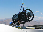 Guiando a estrutura do Telescópio de Teste 2 para o seu lugar