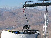 El telescopio Test-Bed 2 dentro de su cúpula durante el montaje