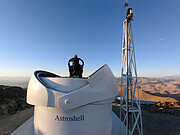 A cúpula aberta do Telescópio de Teste 2 em La Silla