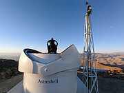 La cúpula abierta del Telescopio Test-Bed 2 en La Silla