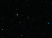 Weitwinkelaufnahme der Himmelsregion um die Galaxie NGP-190387