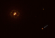 Imagen de la pareja de estrellas más masiva que alberga planetas observada hasta la fecha (con anotaciones)
