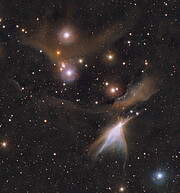 Infračervený záběr objektu HH 909 A v souhvězdí Chamaeleon