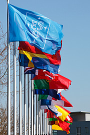 Flaggen am ESO-Hauptsitz
