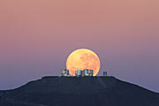 Dramatic moonset — amazing sight on Cerro Paranal, home of ESO’s Very Large Telescope*