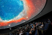 Besucher genießen eine Planetariumsvorführung im ESO Supernova Planetarium & Besucherzentrum