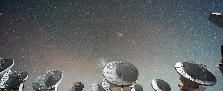 O Atacama Large Millimiter/submillimeter Array (ALMA) de noite, sob as Nuvens de Magalhães