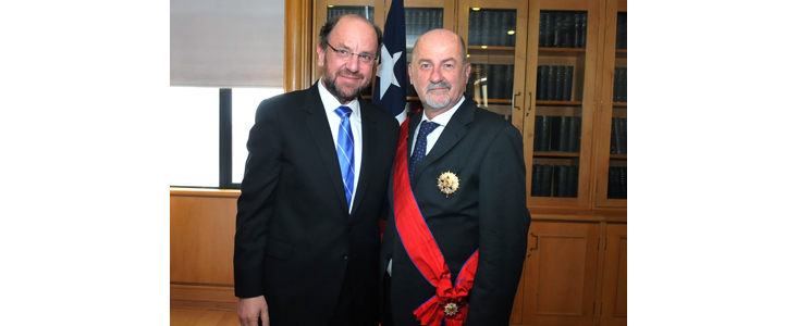 Der chilenische Außenminister Alfredo Moreno zusammen mit Massimo Tarenghi