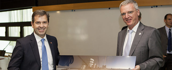 Der chilenische Wirtschaftsminister Félix de Vicente während seines Besuchs bei der ESO in Garching