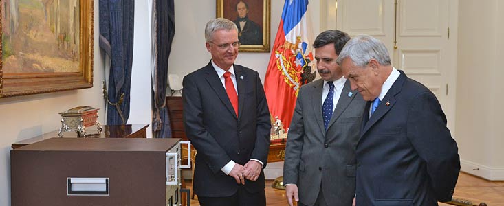 Presidente Piñera recebe o primeiro relógio atómico do ESO 