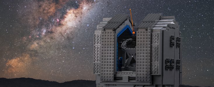 O modelo do VLT em LEGO® contra o fundo real da Via Láctea