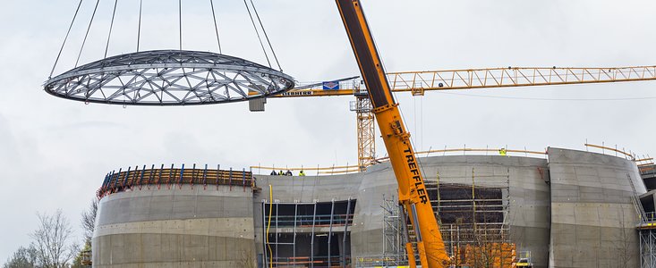 Das Sternendach wird an seinen Platz gehoben