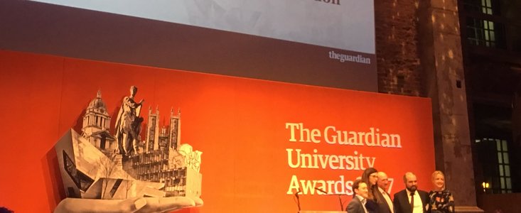 Pale Red Dot-Kampagne gewinnt den Universitätspreis des Guardian