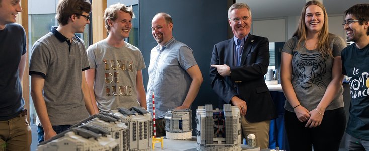 O modelo em LEGO® da plataforma do Paranal é entregue ao Diretor Geral do ESO