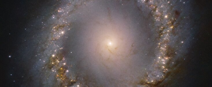 ERIS vê primeira luz e captura imagem detalhada do anel interior de NGC 1097