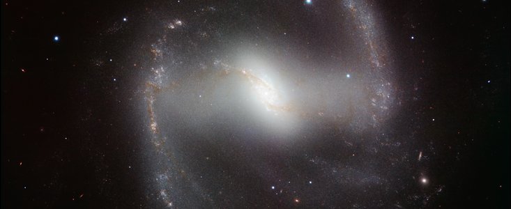 Imagen en infrarrojo de HAWK-I de la espectacular galaxia espiral barrada NGC 1365
