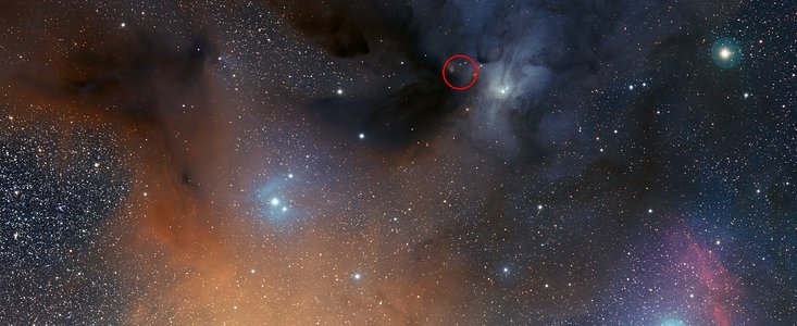 La región de formación estelar Rho Ophiuchi, donde se ha detectado el peróxido de hidrógeno en el espacio (anotada)