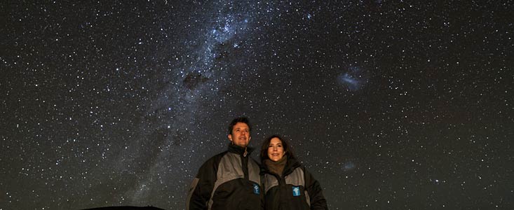 Os Príncipes Herdeiros da Dinamarca admiram o céu nocturno no Observatório do Paranal do ESO